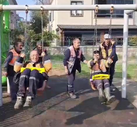 Temizlik Iscilerinin Salincak Keyfi2