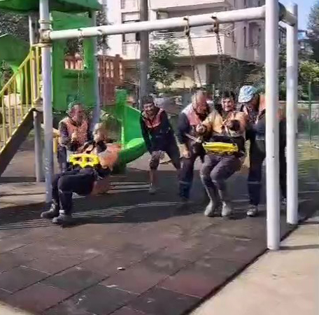 Temizlik Iscilerinin Salincak Keyfi3