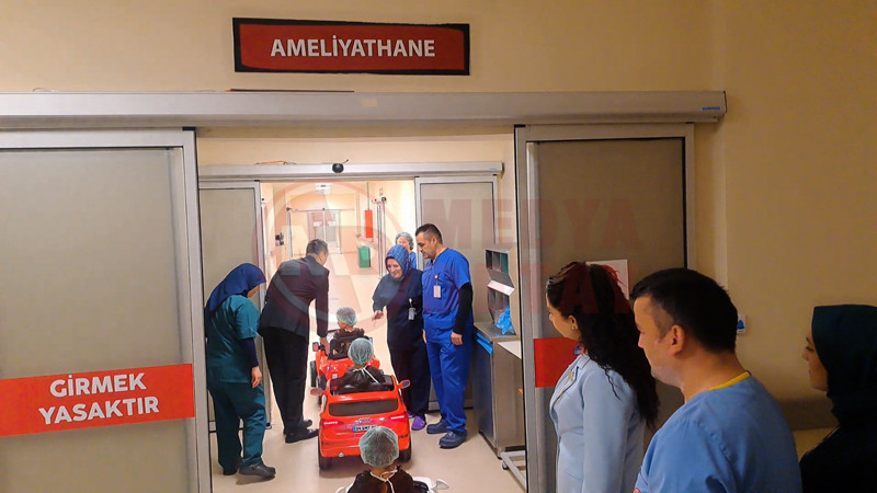 Akulu Arabayla Ameliyata Gidiyorlar5