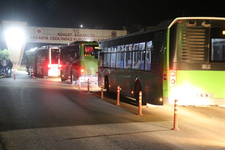 Ceza Evlerinden Tahliyeler Basladi (3)