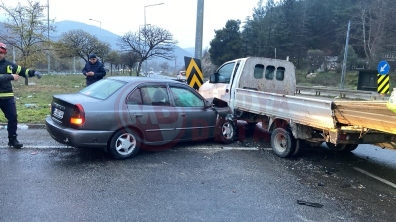 Otomobil Kamyonetle Carpisti 5 Yarali (2)