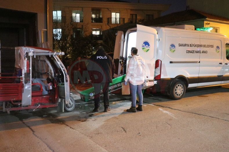 Sakarya Insaat Erkek Cesedi Bulundu (1)