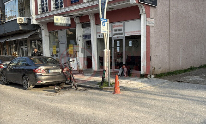 Genc Sokak Ortasinda Kendinden Gecti