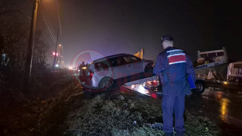 Otomobiller Kanala Uctu 6 Yarali (2)