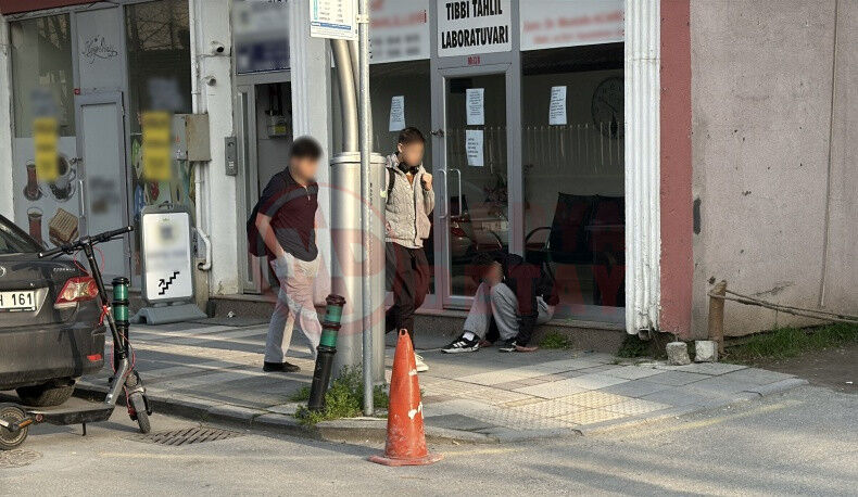 Sokak Ortasinda Kendinden Gecen Genc