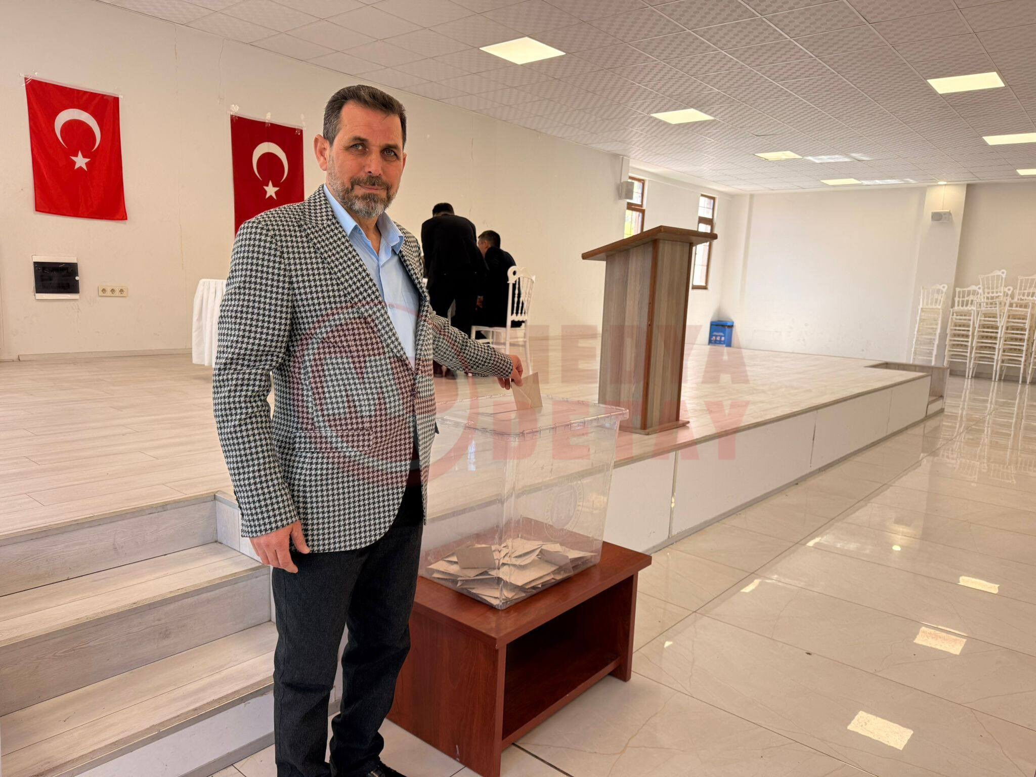 Rıfat Çiraz Oy Kulanırken