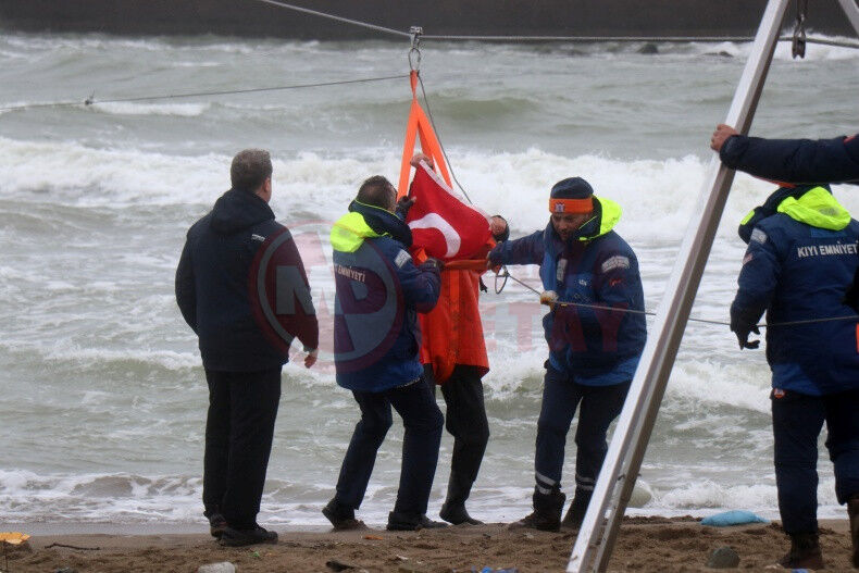 Karaya Oturan Gemideki Personel Kurtarildi (4)