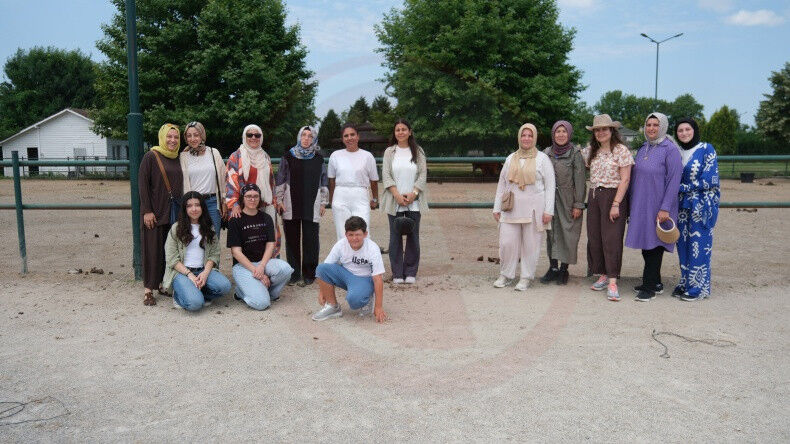 Saglikli Yasamin Kadinlari At Bindi (3)