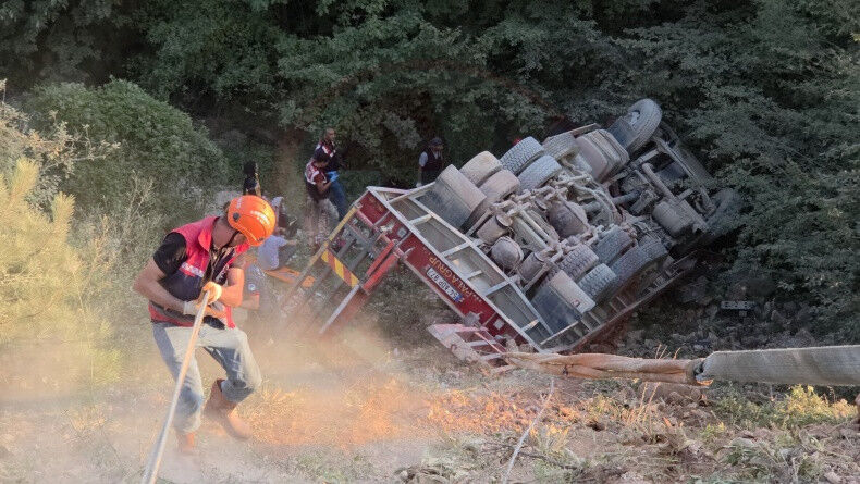 Sarampole Devrilen Tir Surucusu Hayatini Kaybetti (1)