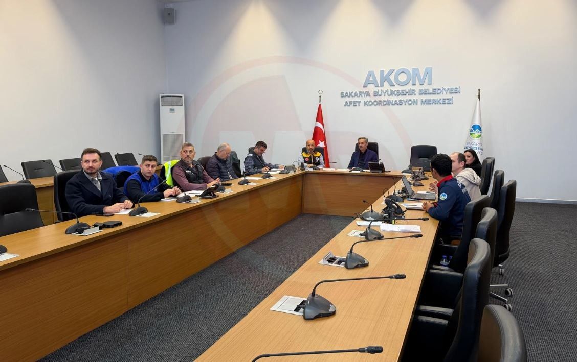 Akom (3)