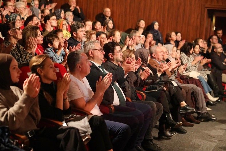 Zeki Muren Sarkilariyla Kulaklarin Pasi Silindi (2)