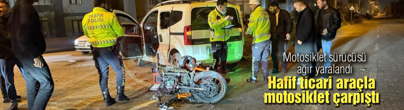 Hafif ticari araçla motosiklet çarpıştı